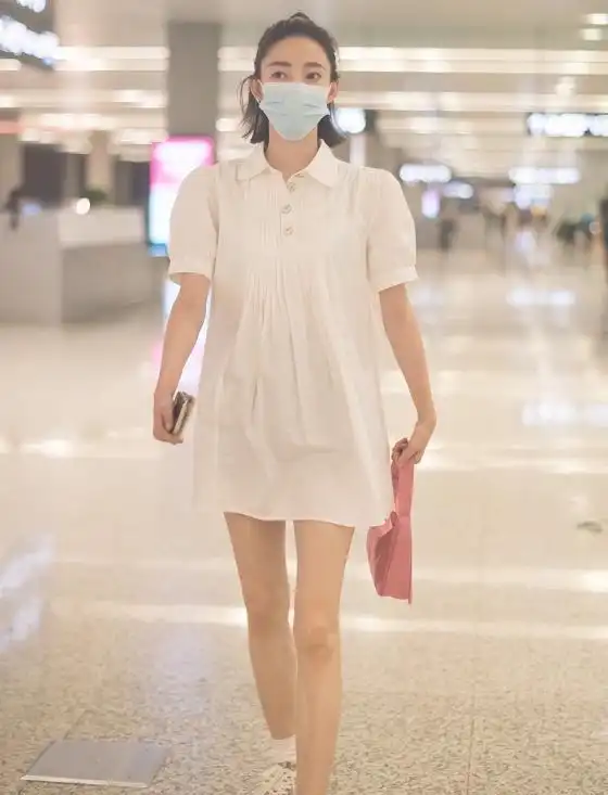 35岁王丽坤真有气质,针织毛衣配西裤超减龄,低马尾秀气又优雅