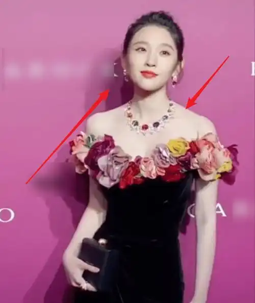 唐艺昕产后首次亮相,一袭花瓣黑裙大秀身材,这确定是当妈的人