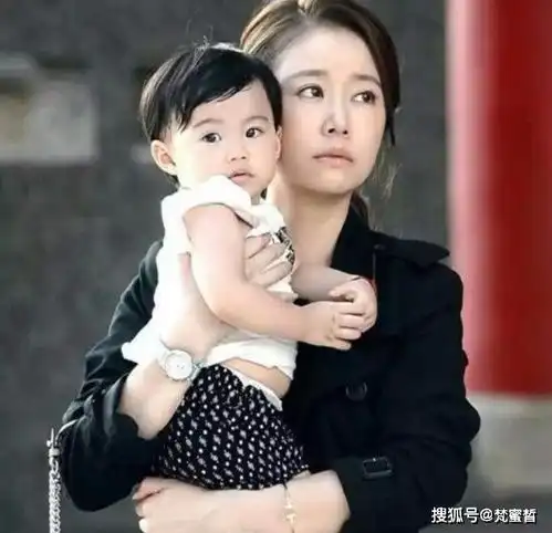 45岁林心如提前庆生,素颜出镜笑容甜美,戴帽子被网友疑有二胎