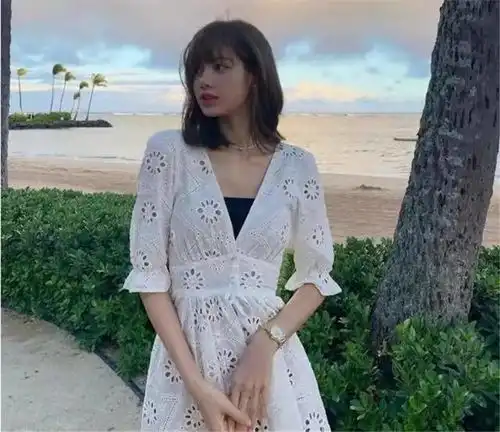 李克勤48岁老婆气质真好,穿蕾丝裙贵气十足,身材比小姑娘还优越