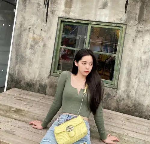 长发及腰的欧阳娜娜,穿复古绑带印花裙出镜,小秀身材女人味十足