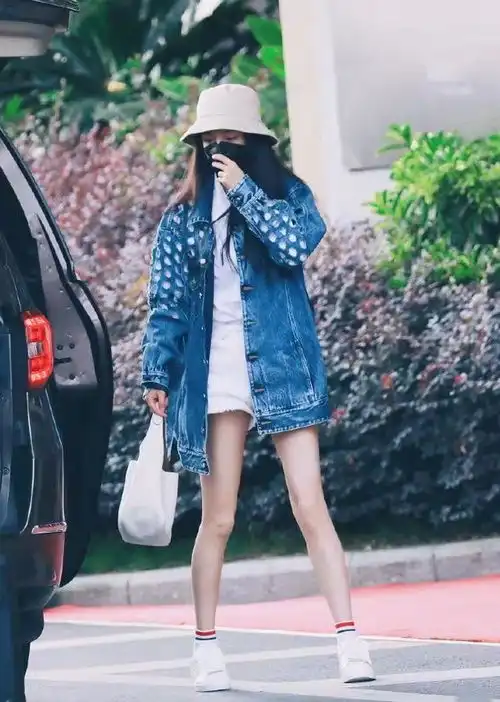 杨幂真会扮少女,穿卫衣扮下衣失踪,大长腿让人挪不开眼