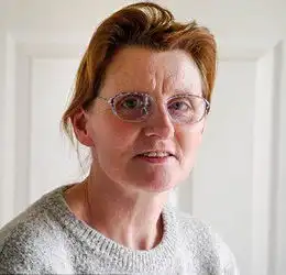 英妇女制做逼真人偶治疗失子之痛