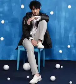 张晓晨以一袭灰色质感西装出镜,彰显型男气质