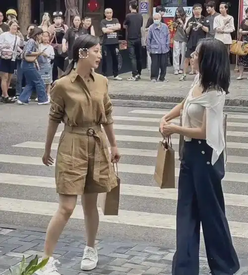 高圆圆老成这样了身材窈窕穿搭时髦,但看脸却和普通大妈没两样