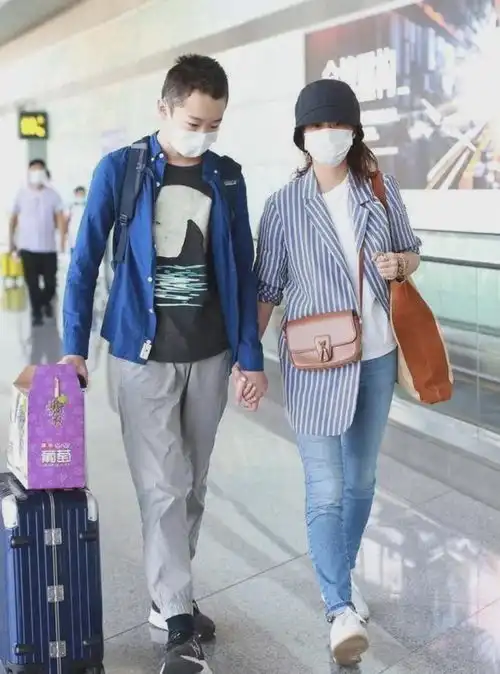 海清携子走机场,15岁儿子身材高大长相清秀,母子十指紧扣好有爱