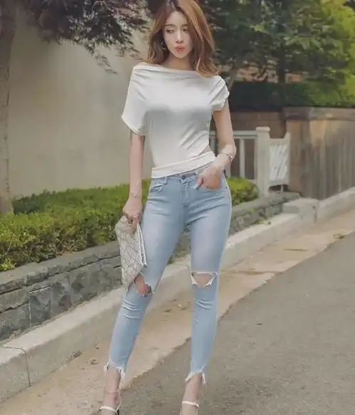 独特魅力的紧身牛仔裤小姐姐,低调又不失时尚感,凸显成熟女人味
