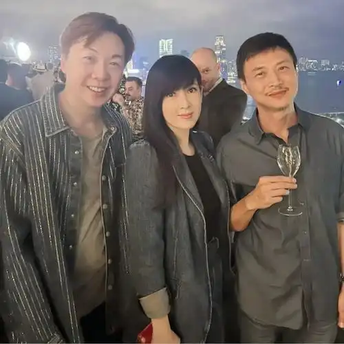 周慧敏和老公出席晚宴,60岁倪震秃头苍老,变成沧桑的油腻大叔