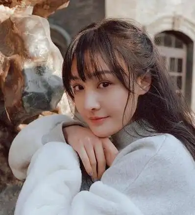 脸上是胖胖的梦回楚雨荨麻一条复古的红色裙子和小孩照片