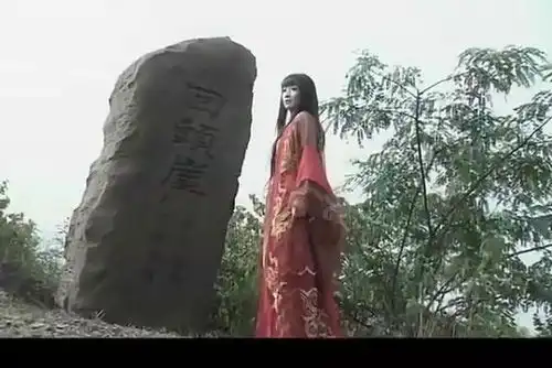 古风女子在树边一袭红衣霸气侧漏图片