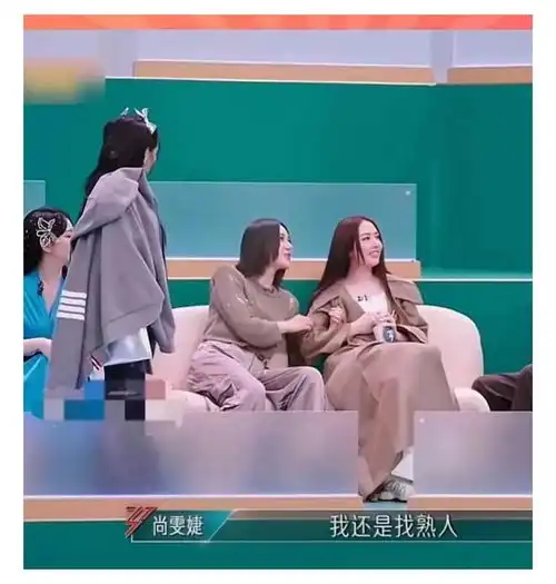 何洁一家五口游玩泰国,38岁的她满头白发,两女儿颜值身材差太大