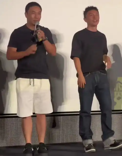 释小龙谢苗罕同框皮肤黝黑男人味足,网友唏嘘功夫片已辉煌不再