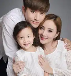 李小璐低调现身机场,闺蜜的造型和笑容引注目,二人心情好