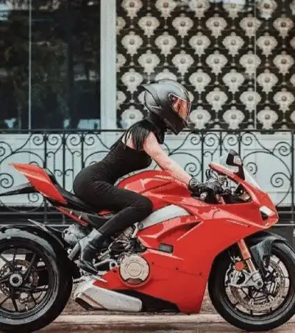 开车600公里来到女友学校,看到这一幕哈哈你应该在车底