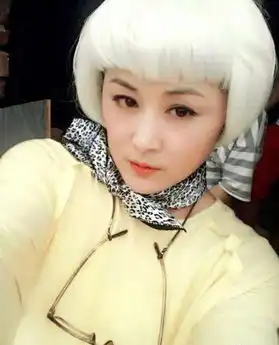 赵本山小姨子玩cosplay变白发美少女引关注