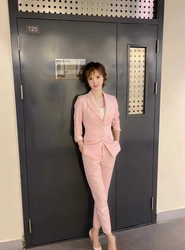 45岁金巧巧好会穿,一身时髦打扮像90后,中年女性都该学学