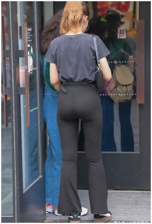 美女不仅长的像明星,不看脸还能找到那种心动的感觉,背影足够了