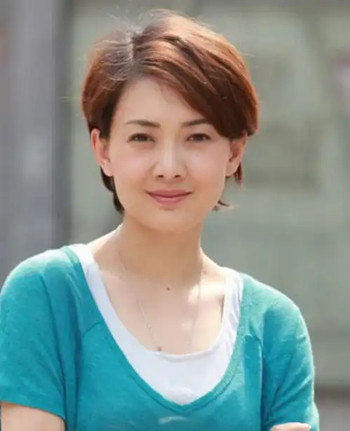 她是春晚专业户,百万奔驰出行,如今45岁看起来仍像少女