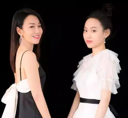 现在40岁的女生都叫小姐姐,看看闫妮的搭配就知道了