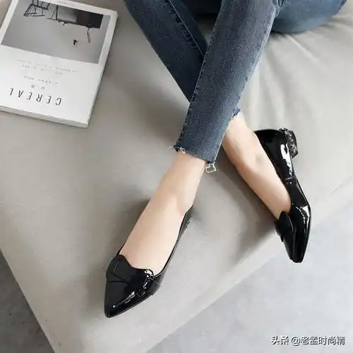 现在超流行的尖头鞋,造型个性不累脚,不仅时髦更显腿长
