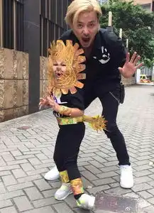 张晋和女儿搞怪扮狂兽蔡少芬大小狂兽我都爱