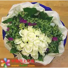 宿州网上花店商品内容材料19枝白玫瑰包装少量紫色勿忘我外围,绿叶垫底,内层白色棉纸,蓝色皱纹纸高档包装