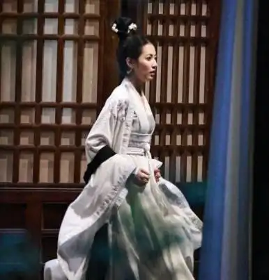 9位女星古装路透,热巴赵露思齐穿红衣,鞠婧祎袁冰妍头饰华丽