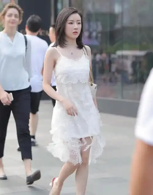 小姐姐太漂亮了,穿一件白色吊带短裙美成小仙女,吸足路人目光