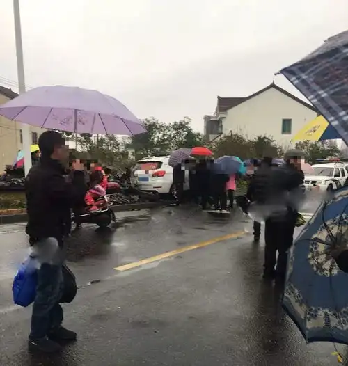 吓章镇某女司机开车撞倒凉亭,80岁老人受伤满是血起因竟是吵架