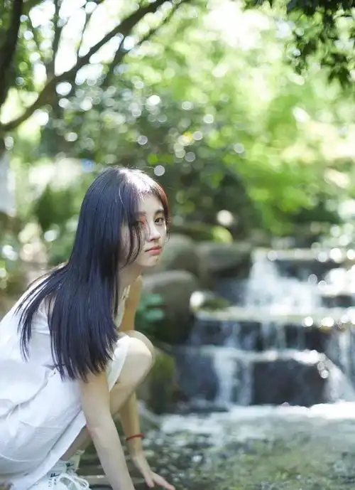 鞠婧祎更新夏日山间美照,白色吊带裙上身简约清新,甜美如初恋