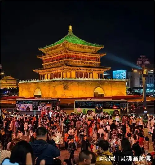 闹大了大唐不夜城被六国游客挤爆,假期首日人潮汹涌,人气爆棚