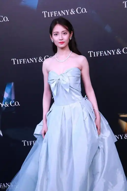 气质美女明星陈钰琪,甜美可爱