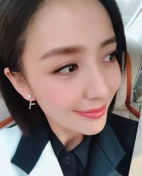 张靓颖佟丽娅撞衫也能碰出火花,两位短发女神都帅出了新高度