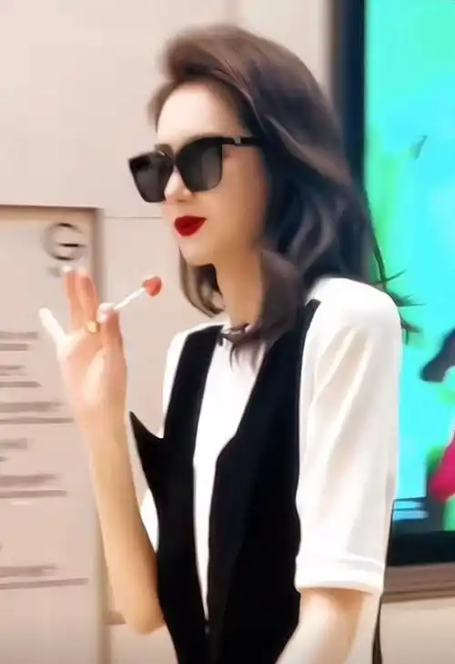 张予曦的液体裙,柳岩的黑丝腿,浪姐5女星的高级感出来了