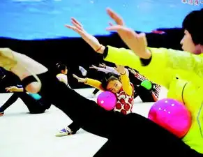 成都小女孩学艺术体操动作稚嫩很认真组图