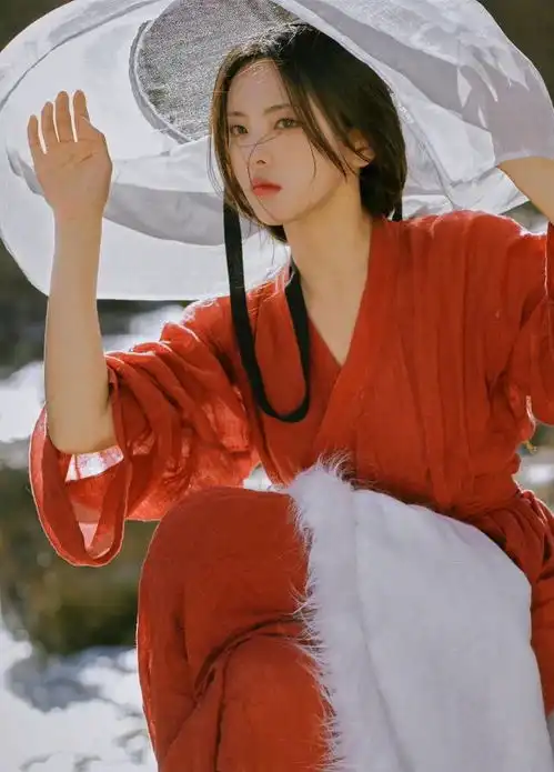 杨超越的红衣雪山照片曝光,一身红衣飒爽动人,眼睛明亮如小鹿