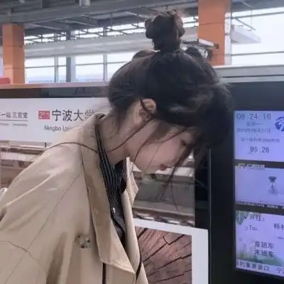 甜甜的搞怪女生头像