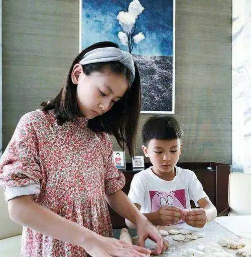 9岁王诗龄撞上10岁森碟引万人争议李湘,富养女儿你后悔了吗