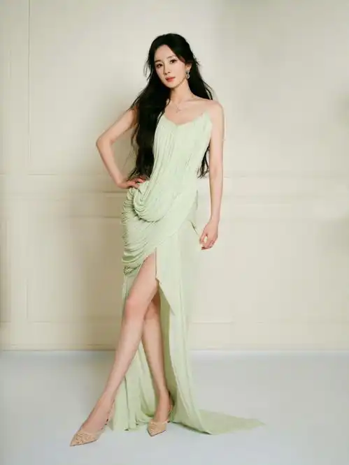 杨幂身着嫩绿开衩裙秒变森林女神大方秀白皙美腿