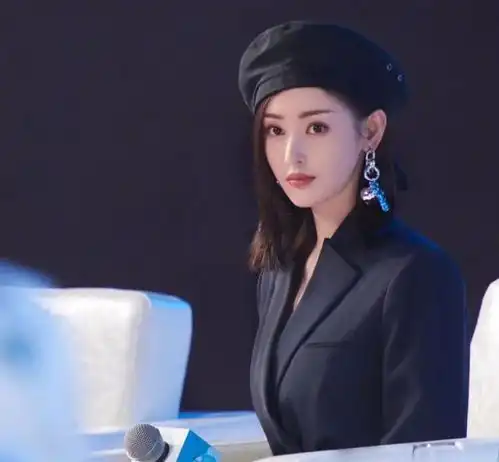 朱一龙现在跟童瑶共用营销团队,两人的通稿是捆绑着发的