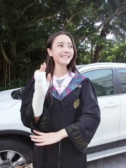 厦大美女毕业照清新脱俗走红不输奶茶妹