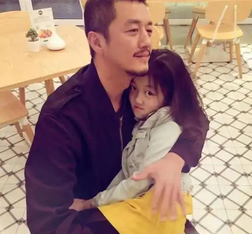 李嫣接受准后妈了李亚鹏带新女友见女儿,同穿羽绒服好有爱