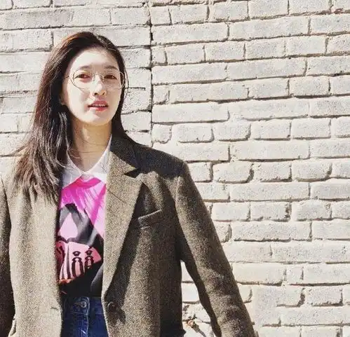 女明星穿卫衣少女气十足,高级驼穿出好气质,甜美系穿搭还不来学
