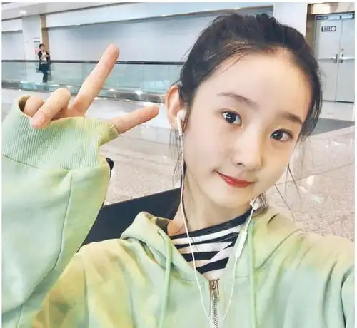 00后女星的身高,张子枫还好,欧阳娜娜不错,你说她还会再长吗