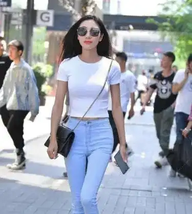 美女清爽的穿搭,简约的白短袖搭配紧身牛仔裤,竟然感觉飒飒的