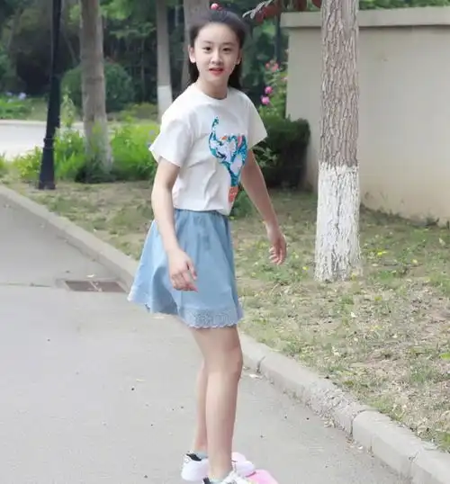 森碟近照又变美啦,白色短袖搭配三分裙,元气少女无疑了