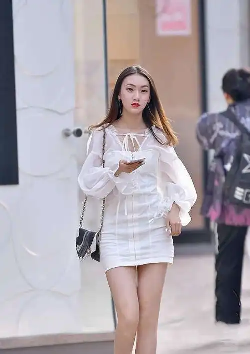 街拍小姐姐支招时髦性感透视装,怎么对抗闷热秋老虎