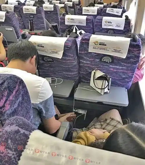 色胆包天广西一男子动车上偷拍熟睡女乘客裙底,女生浑然不知