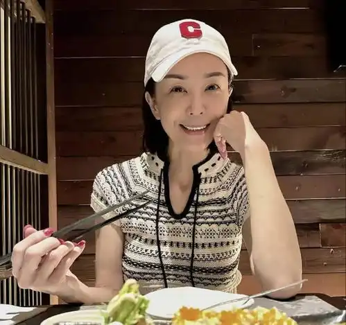 56岁穿抹胸背心的张敏,让人看到了中老年女星的身材尴尬