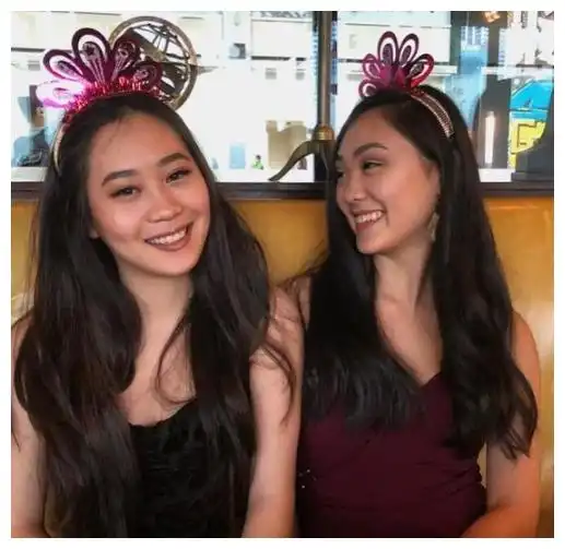 李连杰小女儿抑郁症已好,在家陪姐姐过生日,二人越来越像双胞胎
